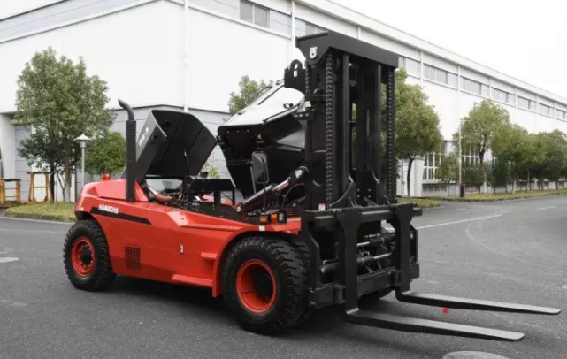 【大噸位】杭叉新款X系列16噸重裝叉車交付某企業(yè)！
